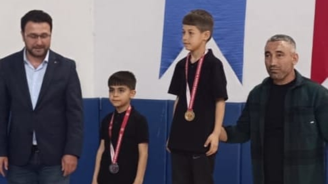 MİNİKLERİMİZ MADALYALARINI ALDILAR.